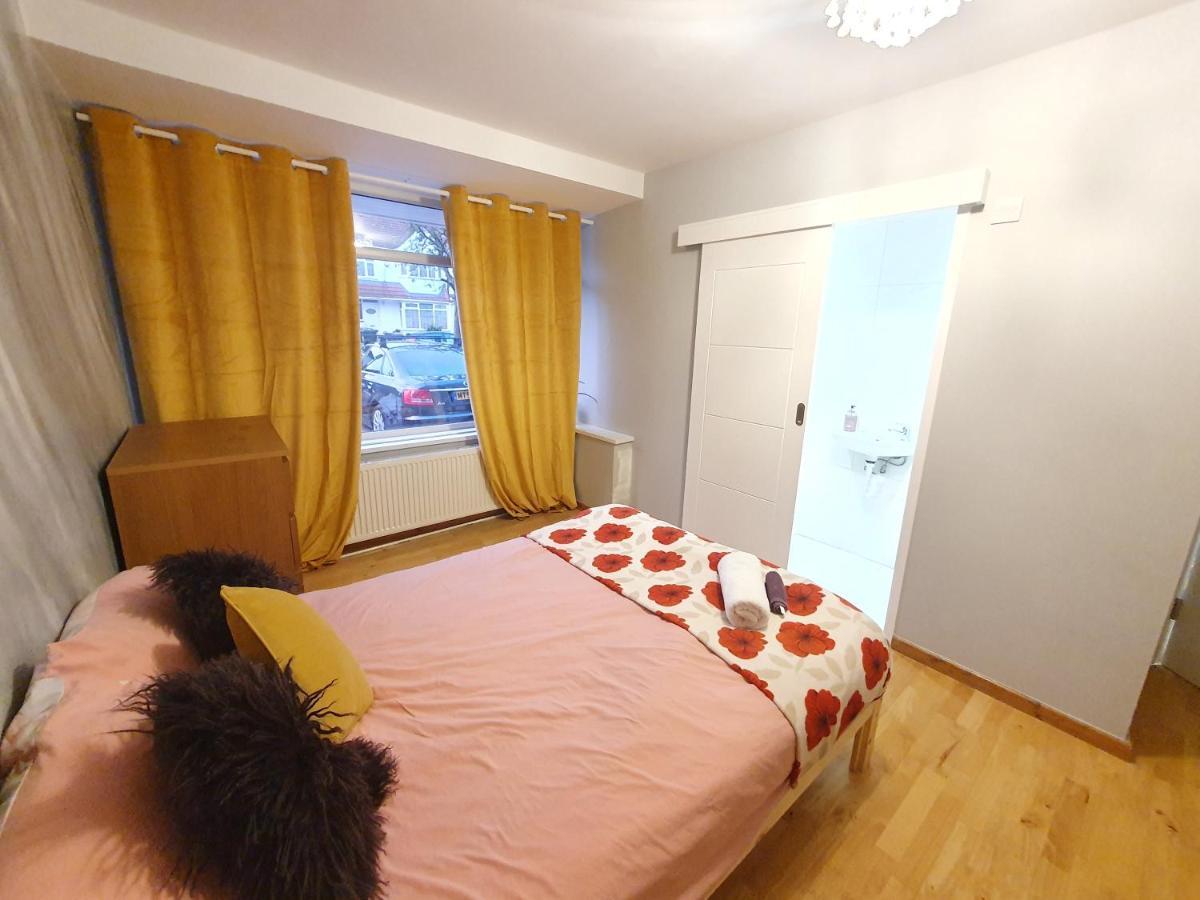 Beautiful Guest Rooms, Free Parking, 30Min Heathrow, 40Min Wembley, 60Min Central London Greenford  Luaran gambar